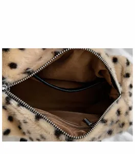 Innenansicht einer Leoparden-Kunstfelltasche mit braunem Futter und Innenfach mit Reißverschluss