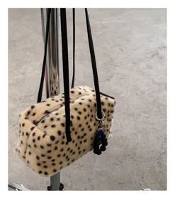 Flauschige Tasche mit Leopardenmuster, schwarzem Riemen, Reißverschluss und Perlenanhänger