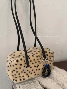 Plüschige Schultertasche im Leopardenmuster, beige mit schwarzen Punkten und Perlenanhänger