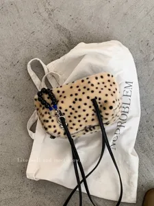 Plüsch-Schultertasche im Leopardenmuster mit schwarzen Riemen, Perlenanhänger und silbernem Verschluss