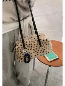 Beigefarbene Plüsch-Schultertasche mit Leopardenmuster und langem schwarzem Riemen im Alltag