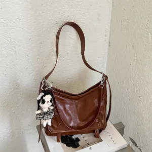 Dames Vintage PU Leren Messenger Bag Grote Capaciteit Engelse Stijl Retro Woon-werkverkeer Schoudertas Met Hanger Accessoire