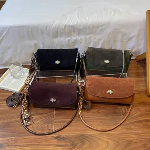 Cuatro bolsos bandolera de mujer en negro, verde, ciruela y marrón, con solapa de efecto ante