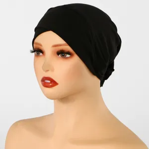 Bonnet noir en maille extensible porté sur un mannequin, présenté de face sur fond blanc