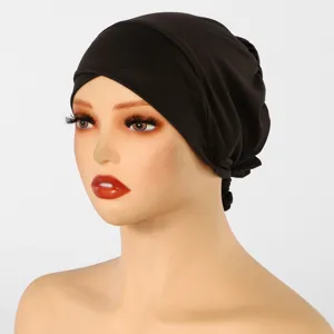 Bonnet noir en maille sur mannequin, vu de face et de côté, avec lien froncé à l’arrière