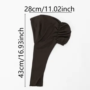 Vue à plat d’un sous-bonnet en maille extensible brun foncé, avec bord élastiqué froncé et mesures