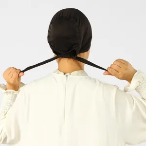 Bonnet noir en coton extensible avec liens, présenté de dos lorsqu'il est porté par un modèle