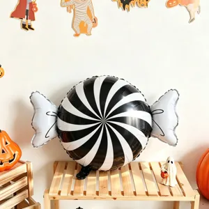 Ballon en aluminium noir et blanc, en forme de bonbon spiralé, présenté avec une déco d’Halloween