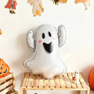 Ballon fantôme blanc en aluminium, au visage mignon, posé sur une étagère dans un décor d’Halloween