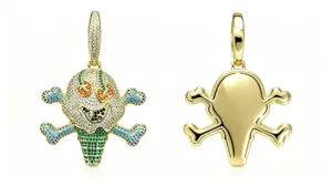 Goldfarbener Totenkopfanhänger von vorn und hinten, mit bunten Steinen und glatter Rückseite