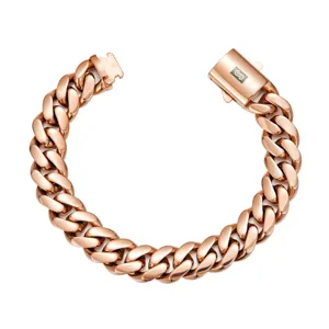 Polierte roségoldene Glieder und ein eckiger Verschluss an einem kreisförmig gelegten Armband