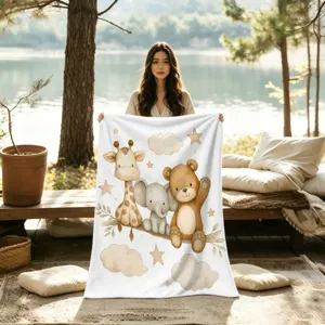 Weiße Decke mit Aquarellmotiven von Giraffe, Elefant, Bär, Wolken und Sternen am See