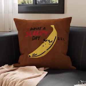 Brauner Kissenbezug mit gelber Bananenillustration und dem Aufdruck „WHAT A SLEEPY DAY“