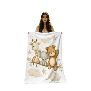 Weiche Flanelldecke für Babys mit Giraffe, Elefant, Teddybär, Sternen und Wolken, frontal gezeigt