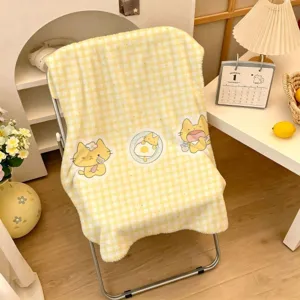 Gelb kariertes Plaid über einem Stuhl, bedruckt mit verspielten Katzen und Essensmotiven