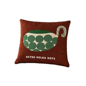Coussin carré en velours brun rouille, avec motif animal rétro à pois verts et crème