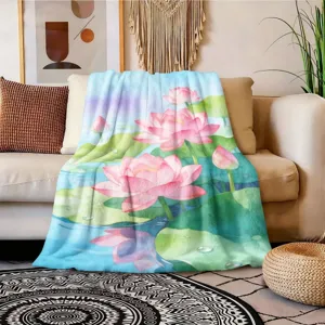 Manta sobre un sofá beige, con flores de loto rosas y hojas verdes en estilo acuarela.