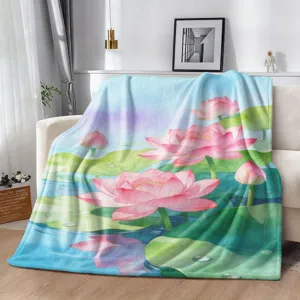 Manta suave de franela con flores de loto rosas y hojas verdes, colocada sobre un sofá