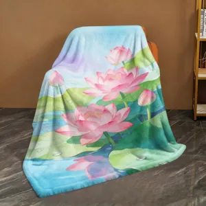 Manta suave de franela con flores de loto rosas y hojas verdes, extendida sobre un sofá de salón