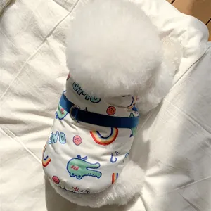 Vue de dos d’un chien blanc et duveteux portant un manteau blanc à imprimé coloré avec harnais bleu