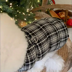 Détail du tissu à carreaux noir et blanc, de la doublure blanche en peluche et de l’anneau métallique