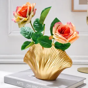 Vase Moderne en Résine en Forme de Feuille de Ginkgo avec Combinaison de Roses en Soie Artificielle Fait à la Main Décoration de Bureau pour Salon Entrée Couloir Maison Bureau