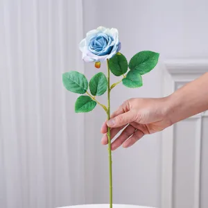 Rose artificielle à tige unique, pétales dégradés bleus, bords lilas pâle et feuilles vertes