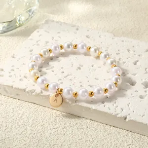 Elegantes Künstliches Perlenarmband Mit Goldenem Alphabet-Anfangsbuchstaben-Rundanhänger Für Damen Zinklegierung Perlen-Handkette Personalisiertes Schmuckgeschenk
