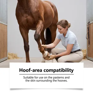 Una donna cura lo zoccolo di un cavallo nella stalla; il testo ne indica l’idoneità per la zona.
