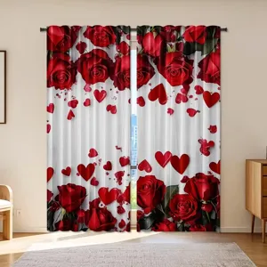 Par de cortinas opacas con rosas rojas y corazones sobre fondo blanco efecto madera, junto a ventana