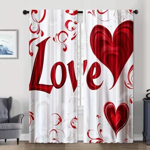 Juego de cortinas blancas con corazones rojos y el texto Love, colocado en una ventana del salón