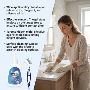 Pulizia del bagno: una donna con guanti pulisce il piano accanto al gel antimuffa e alla spazzola