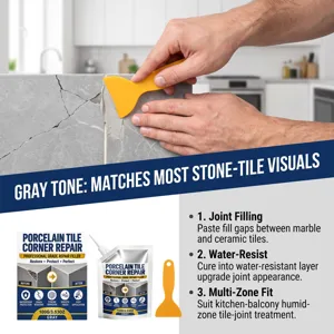 Mani stendono stucco grigio in una fuga di piastrelle crepata con una spatola gialla in cucina