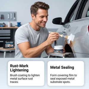 Een man brengt met een kwast roestwerende coating aan op de deur van een zilveren auto in de garage.