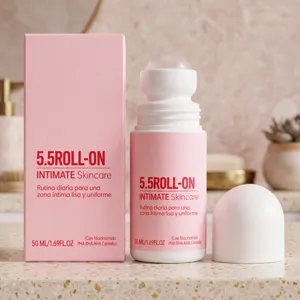 Frasco roll-on y caja rosa sobre una encimera de mármol con una decoración de baño suave