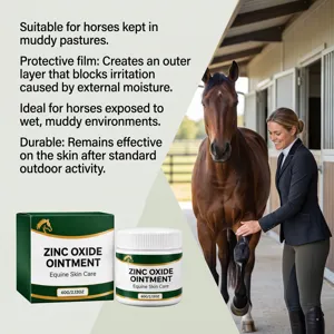 Vasetto bianco di pomata e scatola verde accanto a un cavallo con una donna che controlla lo zoccolo