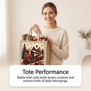 Une femme tient un cabas en lin au motif de Noël coloré, rempli de livres et de cadeaux