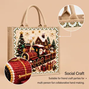 Motif de Noël en perles sur un sac en toile, avec gros plan sur l’anse tissée et les détails perlés