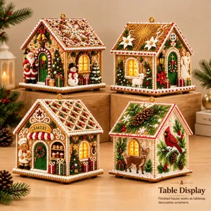 Quatre maisonnettes festives en pain d’épices, décorées de perles et reliefs sur une table