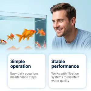 Aquarium avec des poissons colorés près d’un homme souriant; cartes sur soins et filtration