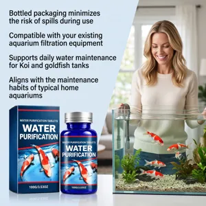 Flacon de comprimés pour l’eau d’aquarium près d’un bac domestique avec koïs et poissons rouges