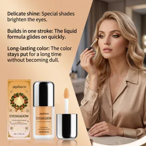 Model mit schimmerndem Gold-Lidschatten neben der festlichen Box mit Kranzmotiv und Flakon