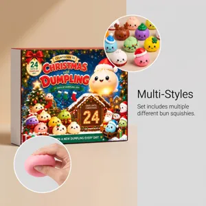 Dettaglio del calendario natalizio con bao squishy colorati e una mano che ne schiaccia uno