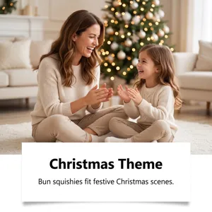 Madre e figlia applaudono insieme accanto all'albero di Natale decorato in un soggiorno accogliente
