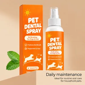 Flacone spray arancione e confezione coordinata con foglie di menta su sfondo beige caldo