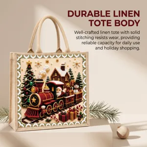 Détail d’un train de Noël décoré façon perles, avec le Père Noël, des sapins et des cadeaux sur tissu beige.