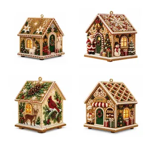 Ensemble de quatre maisonnettes de Noël en bois, décorées de perles et munies d'anneaux dorés