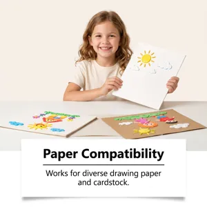 Bambina con disegno di sole e nuvole accanto a motivi colorati in rilievo su carta e cartoncino