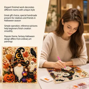 Una mujer coloca gemas de colores en un lienzo de Halloween con gnomo mago junto a la obra terminada