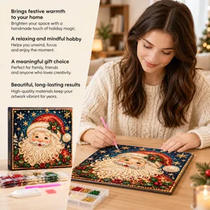Une femme pose des strass colorés avec un stylet rose sur une toile du Père Noël, avec des plateaux